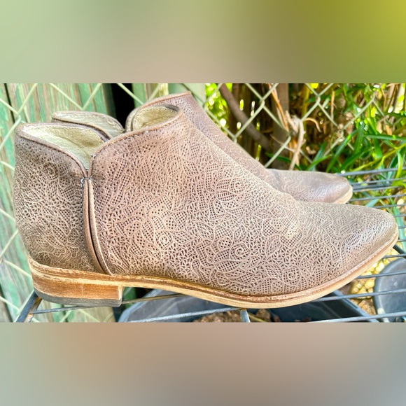 FIRENZE gray tooled leather ankle booties size 39 - Picture 1 of 6